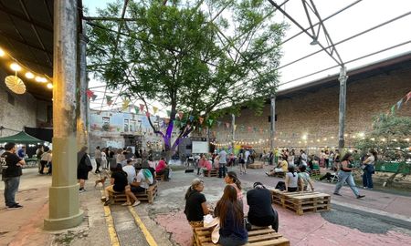 Música en vivo, patio de comidas y feria de artesanos hubo durante la celebración de la Mesa de Diálogo Santafesino. Música en vivo, patio de comidas y feria de artesanos hubo durante la celebración de la Mesa de Diálogo Santafesino.