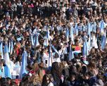 Hay algo profundamente argentino en esa forma de transitar la vida. Porque la bandera no asoma únicamente cuando se gana. Hay algo profundamente argentino en esa forma de transitar la vida. Porque la bandera no asoma únicamente cuando se gana.