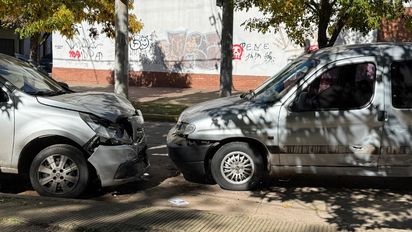 Impactante choque en Necochea y Córdoba: tres vehículos involucrados y un auto terminó sobre la vereda
