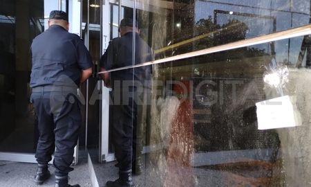 Un preso, vinculado al capo narco de Rosario Esteban Alvarado, fue imputado por instigar desde una cárcel federal la balacera a la seccional 19 de la ciudad santafesina el 27 de diciembre. Un preso, vinculado al capo narco de Rosario Esteban Alvarado, fue imputado por instigar desde una cárcel federal la balacera a la seccional 19 de la ciudad santafesina el 27 de diciembre.