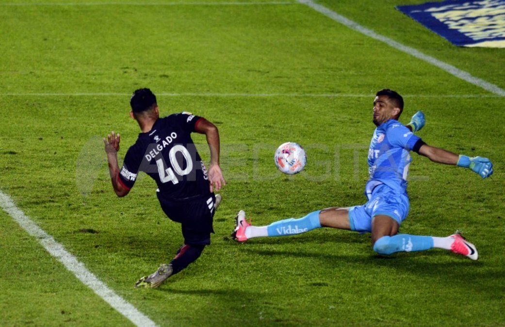 Rafael Delgado define para poner a Colón en ventaja sobre Unión en el clásico santafesino.