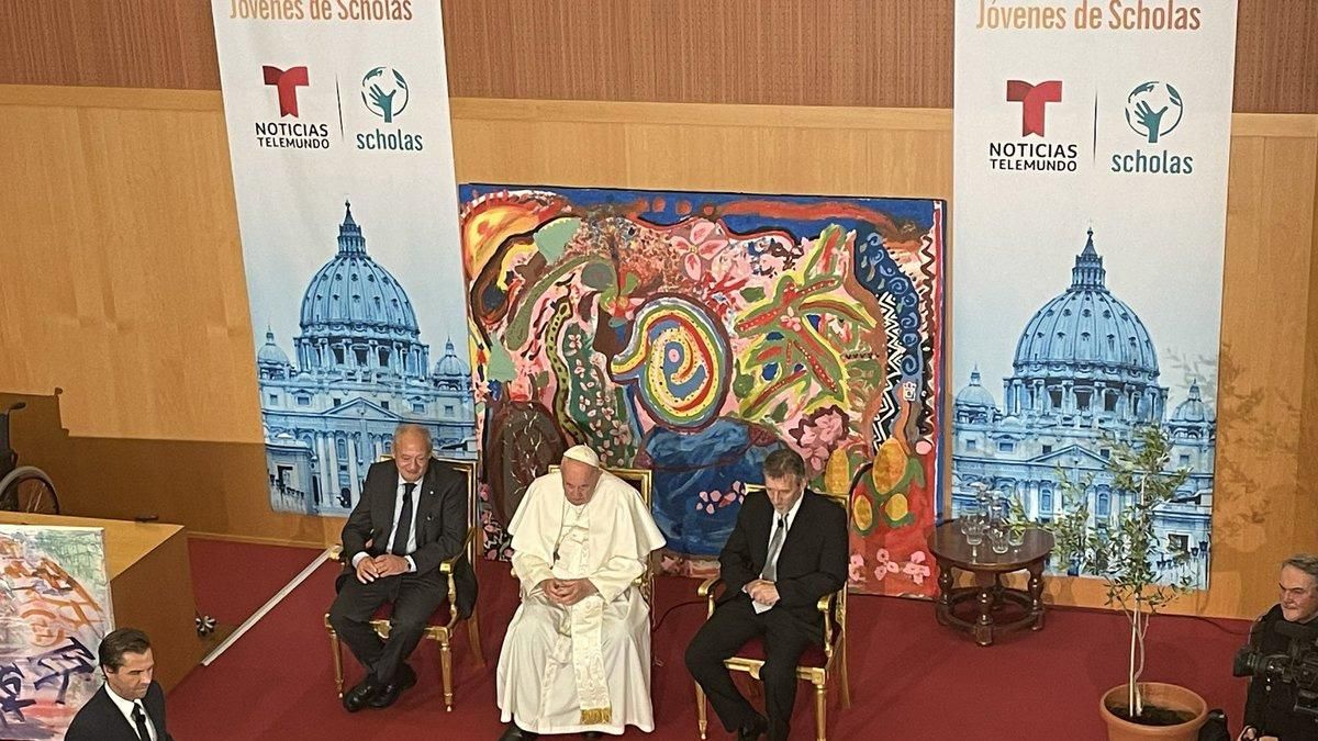 El Papa Francisco fue consultado sobre el posible viaje a Argentina durante un encuentro en el Vaticano con jóvenes de la fundación Scholas Occurrentes. El Papa Francisco fue consultado sobre el posible viaje a Argentina durante un encuentro en el Vaticano con jóvenes de la fundación Scholas Occurrentes.