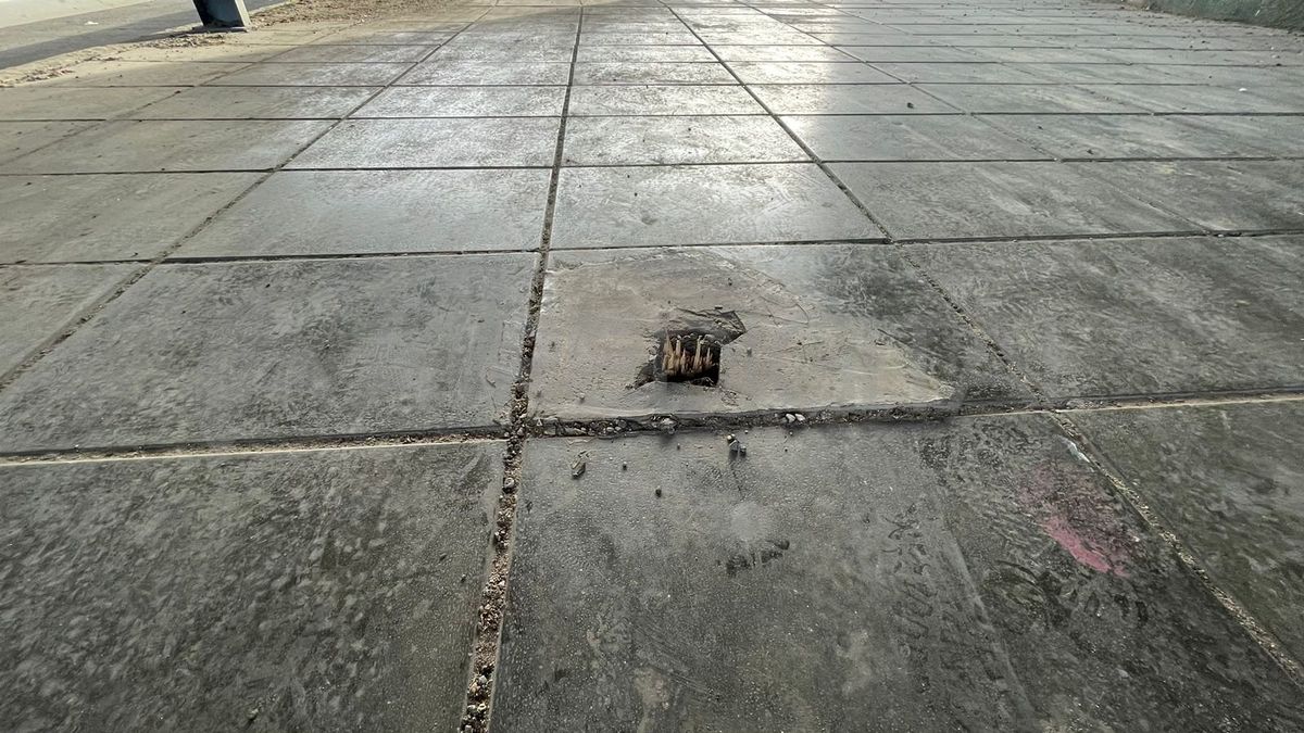 Así quedó el lugar donde estaba ubicado el poste de señaléctica que fue intervenido por desconocidos.