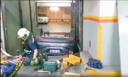 Recoleta: un hombre quedó atrapado en su auto al caer por el hueco del montacarga de un estacionamiento Recoleta: un hombre quedó atrapado en su auto al caer por el hueco del montacarga de un estacionamiento