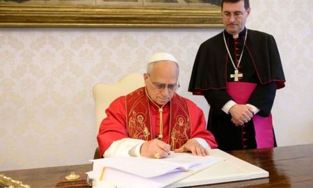 El Papa León XIVen la firma de la Carta Encíclica Magnifica Humanitas. El Papa León XIVen la firma de la Carta Encíclica Magnifica Humanitas.