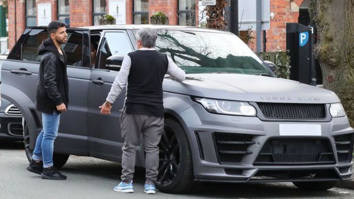 El Kun Agüero con su camioneta.