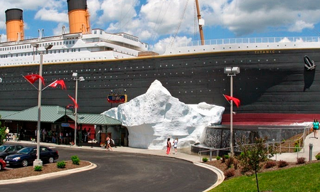 El Museo del Titanic fue abierto por primera vez en 2010 por Cedar Bay Entertainment, en la popular zona turística de Pigeon Forge, ubicada en el condado de Sevier (Tennessee), que es una puerta de entrada al Parque Nacional Great Smoky Mountains y además es el hogar del parque de atracciones Dollywood. El Museo del Titanic fue abierto por primera vez en 2010 por Cedar Bay Entertainment, en la popular zona turística de Pigeon Forge, ubicada en el condado de Sevier (Tennessee), que es una puerta de entrada al Parque Nacional Great Smoky Mountains y además es el hogar del parque de atracciones Dollywood.