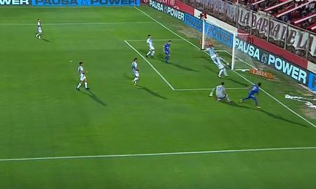 Mauro Luna Diale empataba el partido para Unión, pero el árbitro Nicolás Ramírez no convalidó el gol por no tener una imagen clara sobre la pelota pasó la línea. Mauro Luna Diale empataba el partido para Unión, pero el árbitro Nicolás Ramírez no convalidó el gol por no tener una imagen clara sobre la pelota pasó la línea.