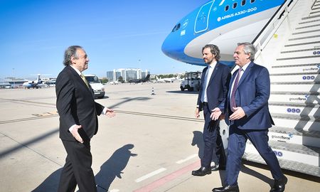 Fernández llegó esta mañana al aeropuerto de Barajas, de la ciudad de Madrid. Fernández llegó esta mañana al aeropuerto de Barajas, de la ciudad de Madrid.