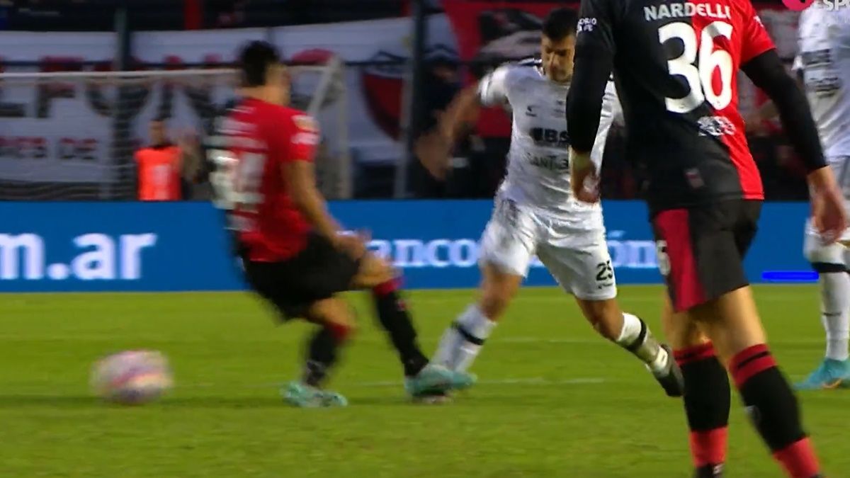 El volante de Colón llegó tarde sobre Leandro Maciel y Espinoza le mostró la roja.&nbsp;