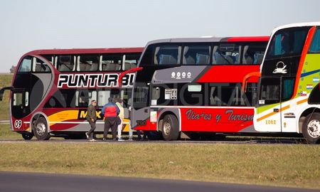 Los transportistas de turismo apostaron sus colectivos a un costado de la autopista, pero todavía no cortaron el tránsito. Los transportistas de turismo apostaron sus colectivos a un costado de la autopista, pero todavía no cortaron el tránsito.