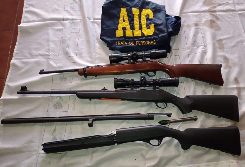 Una escopeta calibre 12, un fusil calibre 308 con mira telescópica y una carabina con mira telescópica calibre 22 largo.