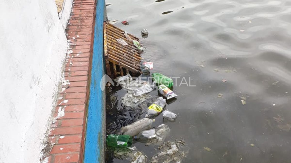 Limpian los piletones del Parque Garay, pero sus encargados denuncian abandono y reclaman obras