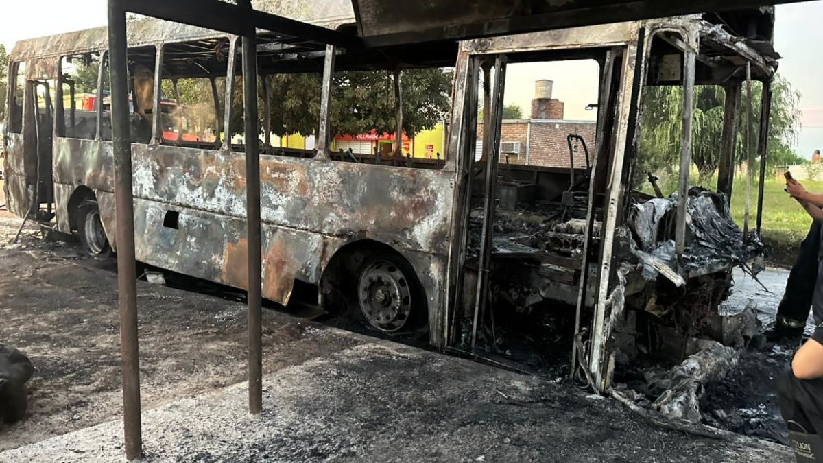 El incendio del colectivo se desató alrededor de las 5 de la mañana en el norte de Santa Fe.