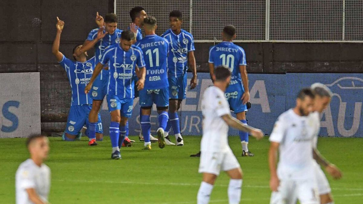 Godoy Cruz sorprendió a Racing y lo goleó 4-2 en Avellaneda por la Copa de la Liga.