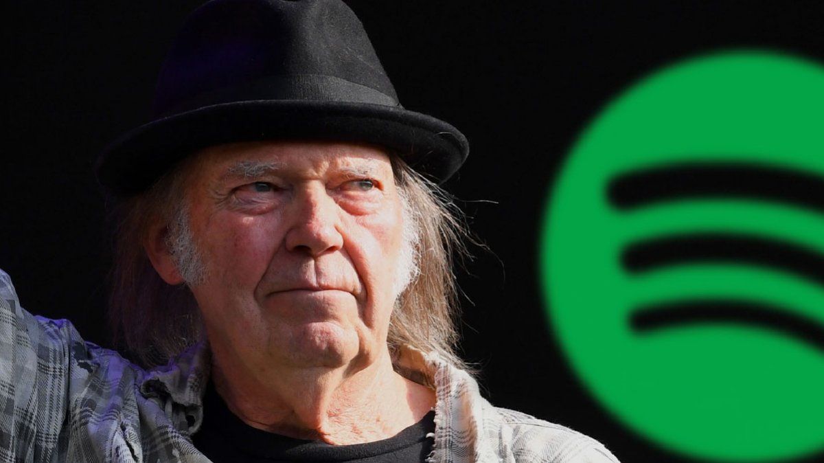 Continúa la disputa entre el músico y la plataforma de streaming por la causa antivacunas.