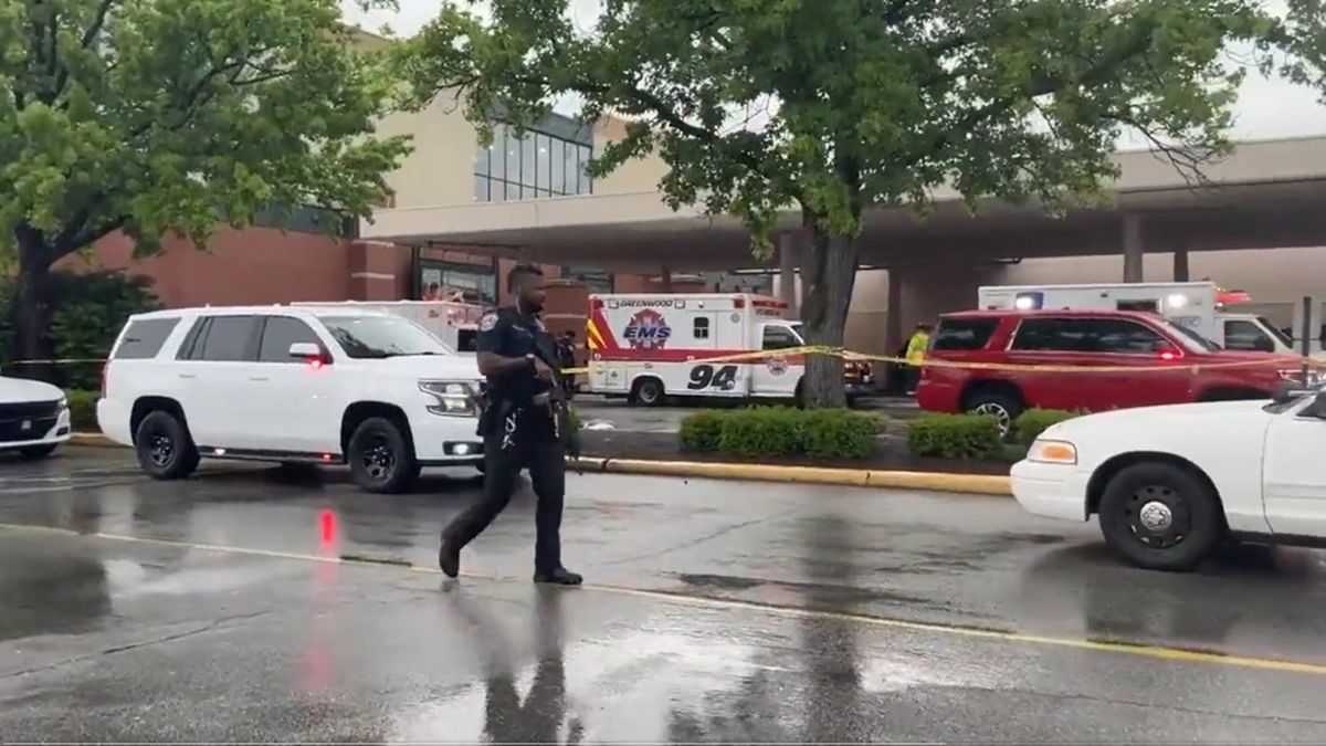 El ataque se produjo en el patio de comidas de un centro comercial de la localidad de Greenwood
