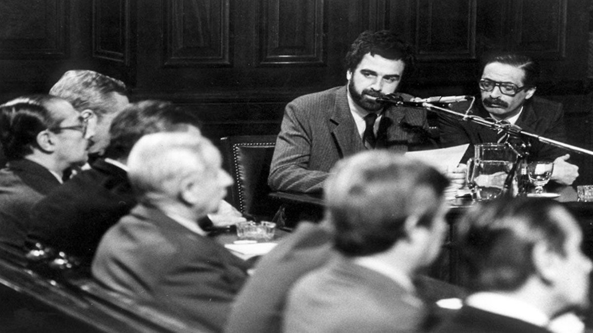 La fiscalía fue representada por el fiscal Julio César Strassera y el adjunto Luis Moreno Ocampo. La fiscalía fue representada por el fiscal Julio César Strassera y el adjunto Luis Moreno Ocampo.