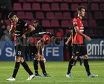 El Club Atlético Colón visita este domingo a Newells y Sergio Rondina tiene en mente alinear a cinco jugadores en el fondo para reforzar la defensa. El Club Atlético Colón visita este domingo a Newells y Sergio Rondina tiene en mente alinear a cinco jugadores en el fondo para reforzar la defensa.