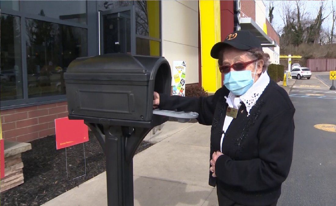Una mujer de 100 años trabajó la mitad de su vida en un local de comidas rápidas y no se quiere jubilar