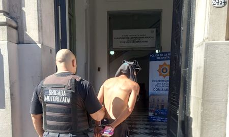 Un vendedor de caramelos le robó el celular a una joven en la parada de colectivos.