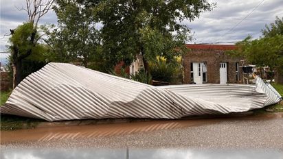 Tortugas, devastada por la tormenta: techos volados, 12 camiones volcados y evacuados