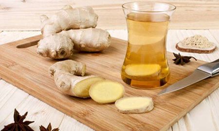 Agua natural de jengibre y miel para mejorar la salud Agua natural de jengibre y miel para mejorar la salud
