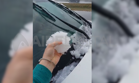video: se les cubrio de hielo el auto en plena autopista rosario - santa fe