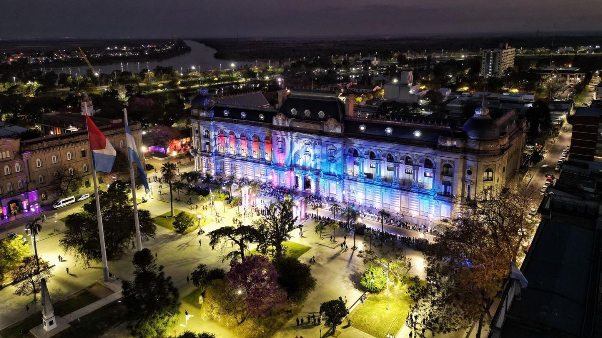 El lunes 8, la Plaza 25 de Mayo será el escenario central de Santa Fe Canta la Navidad. El lunes 8, la Plaza 25 de Mayo será el escenario central de Santa Fe Canta la Navidad.
