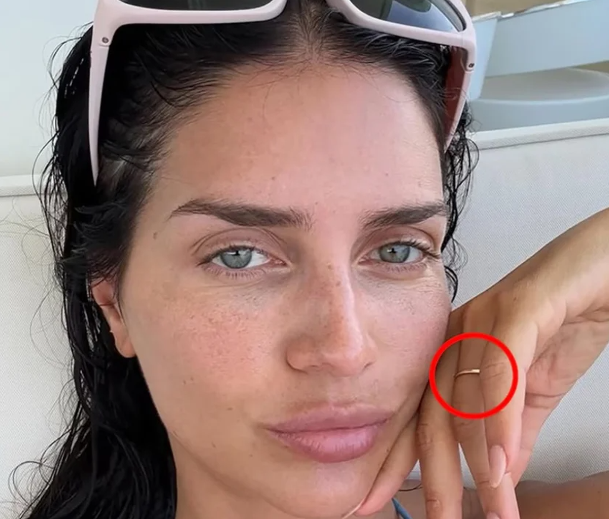 Zaira Nara con una alianza dorada en su mano izquierda. Zaira Nara con una alianza dorada en su mano izquierda.