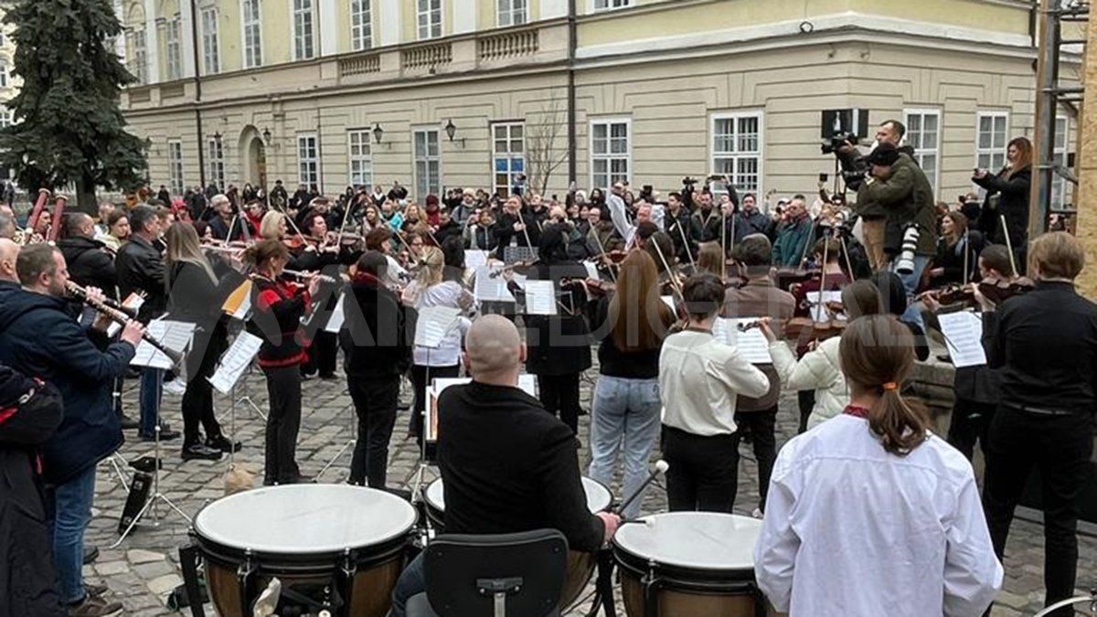 La Orquesta Sinfónica de Kiev huyó de la capital, asediada por los rusos en plena guerra, y tocó este miércoles en Lviv.