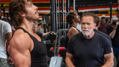 Arnold Schwarzenegger entrena a Joseph Baena para su debut en culturismo