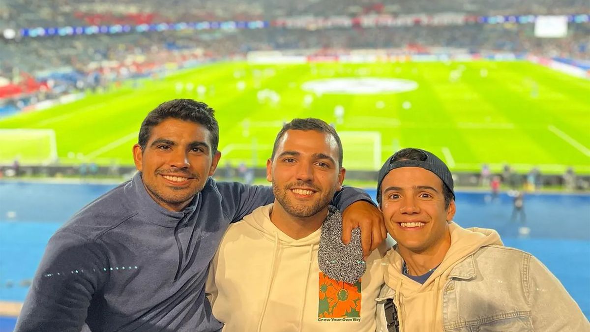 Facundo y sus amigos en el Parque de los Príncipes, donde fueron a ver al PSG.