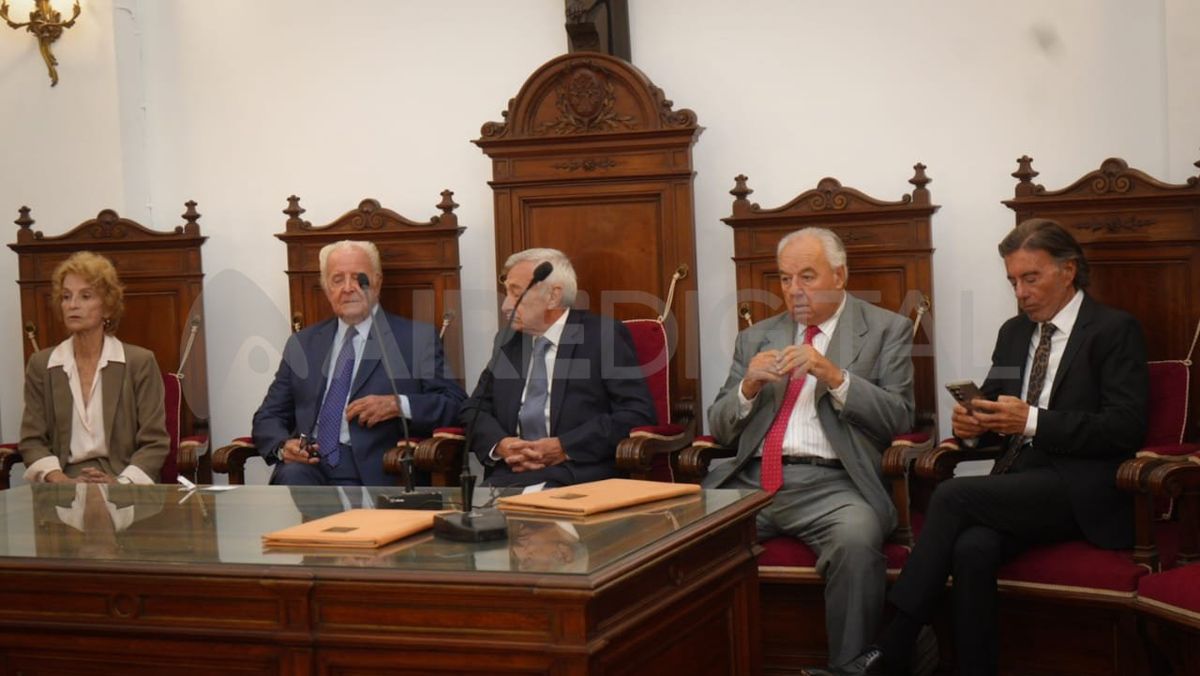 Por otro lado, los ministros de la Corte tomaron juramento a jueces y juezas designados recientemente para Rosario y Venado Tuerto. Por otro lado, los ministros de la Corte tomaron juramento a jueces y juezas designados recientemente para Rosario y Venado Tuerto.