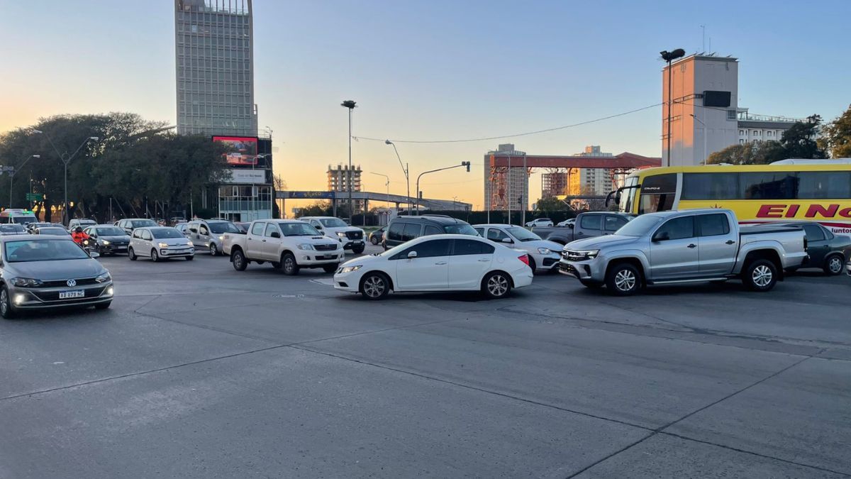 La falta de suministro eléctrico dejó fuera de servicio tres semáforos que se ubican sobre Alem generando un importante caos vehicular.