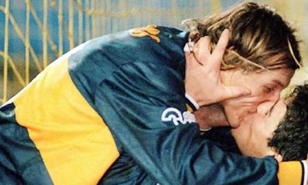 El beso en la goleada de Boca por 4 a 1 ante River. En aquella jornada, Maradona falló un penal. El beso en la goleada de Boca por 4 a 1 ante River. En aquella jornada, Maradona falló un penal.