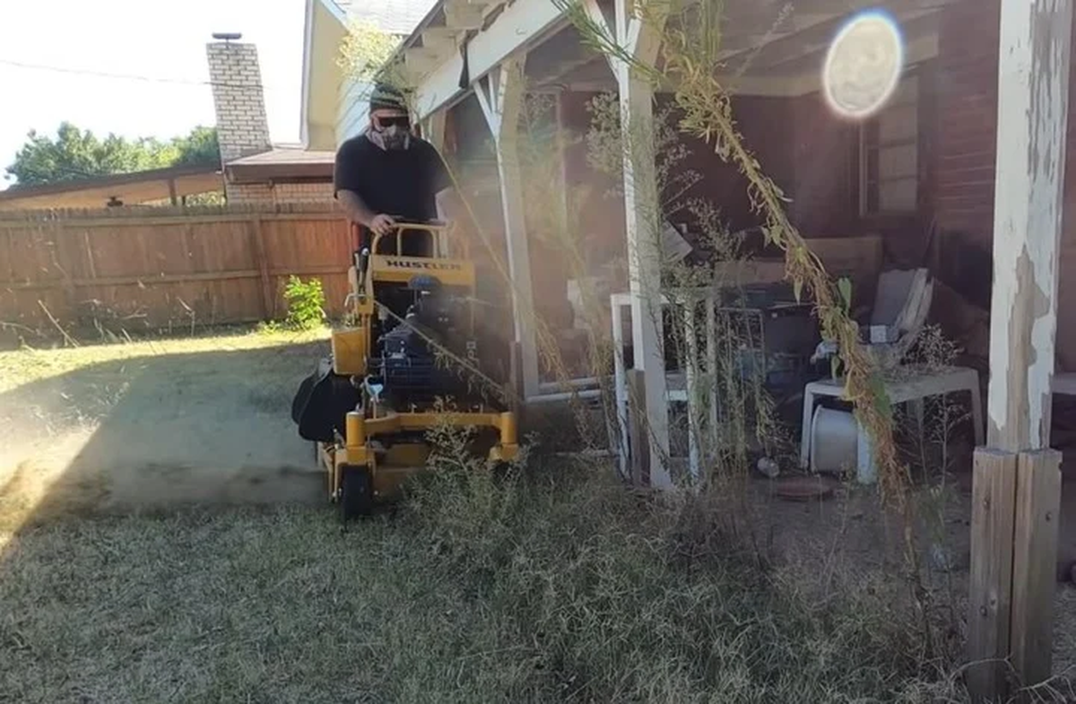 Situación. Sintió un olor penetrante en el patio trasero. Foto: captura/YouTube " Lawn Care Juggernaut".