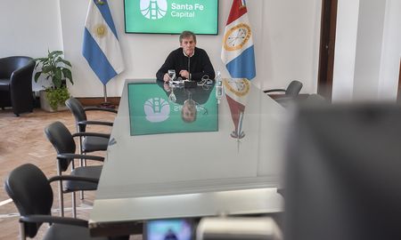 El intendente de Santa Fe reunió a sus pares de otras localidades y a empresarios del sector para reclamar una salida al conflicto del transporte público de pasajeros. El intendente de Santa Fe reunió a sus pares de otras localidades y a empresarios del sector para reclamar una salida al conflicto del transporte público de pasajeros.