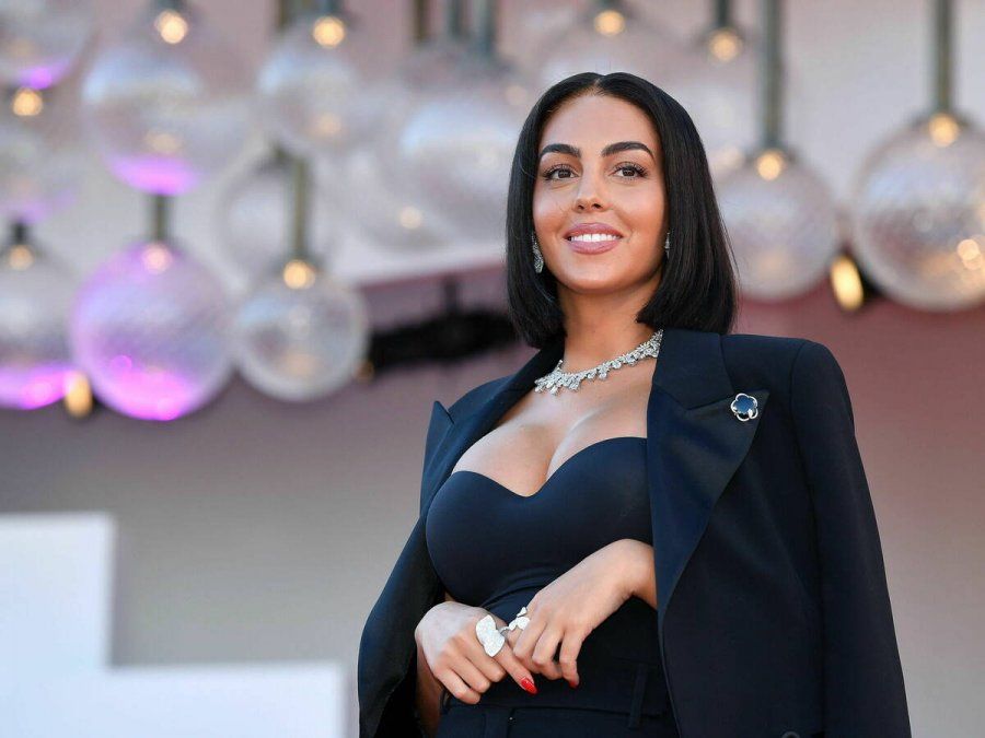 Georgina Rodríguez nació en Buenos Aires en 1994 y construyó una imperial carrera como modelo. En 2016 conoció a CR7 en la tienda de ropa donde trabajaba.