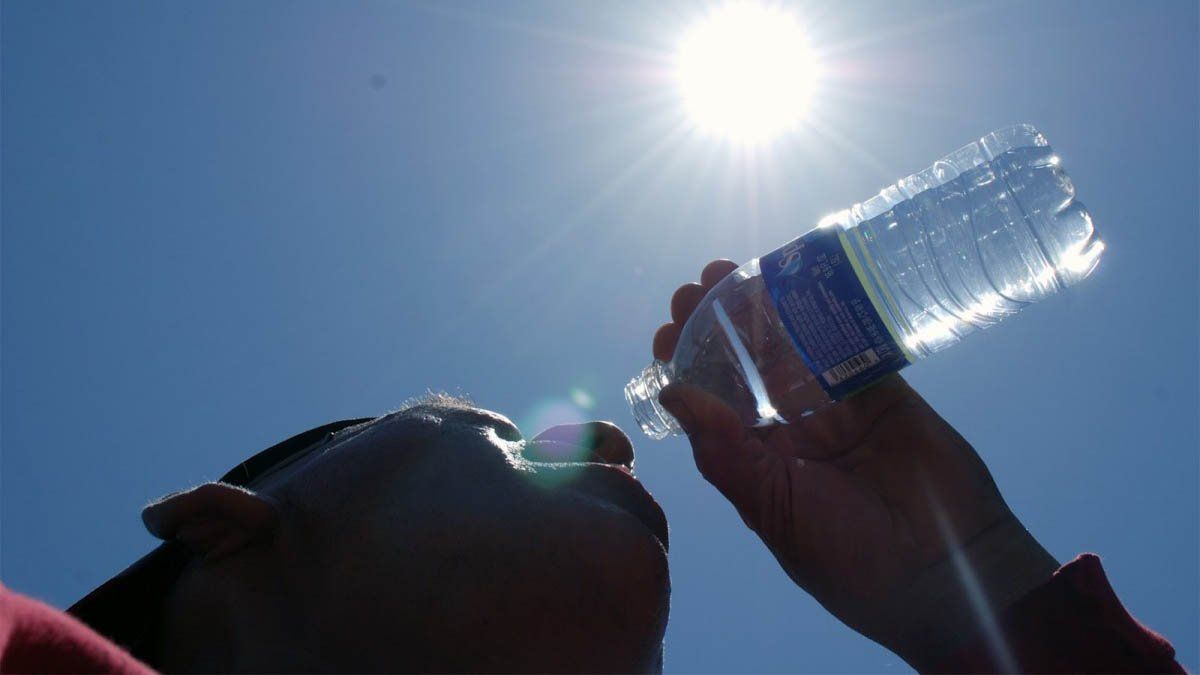 Ante el calor extremo, es importante mantener el cuerpo hidratado.
