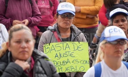 La columna de manifestantes se concentró en la Plaza del Soldado y luego marchó hasta la Plaza 25 de Mayo, frente a Casa de Gobierno. La columna de manifestantes se concentró en la Plaza del Soldado y luego marchó hasta la Plaza 25 de Mayo, frente a Casa de Gobierno.