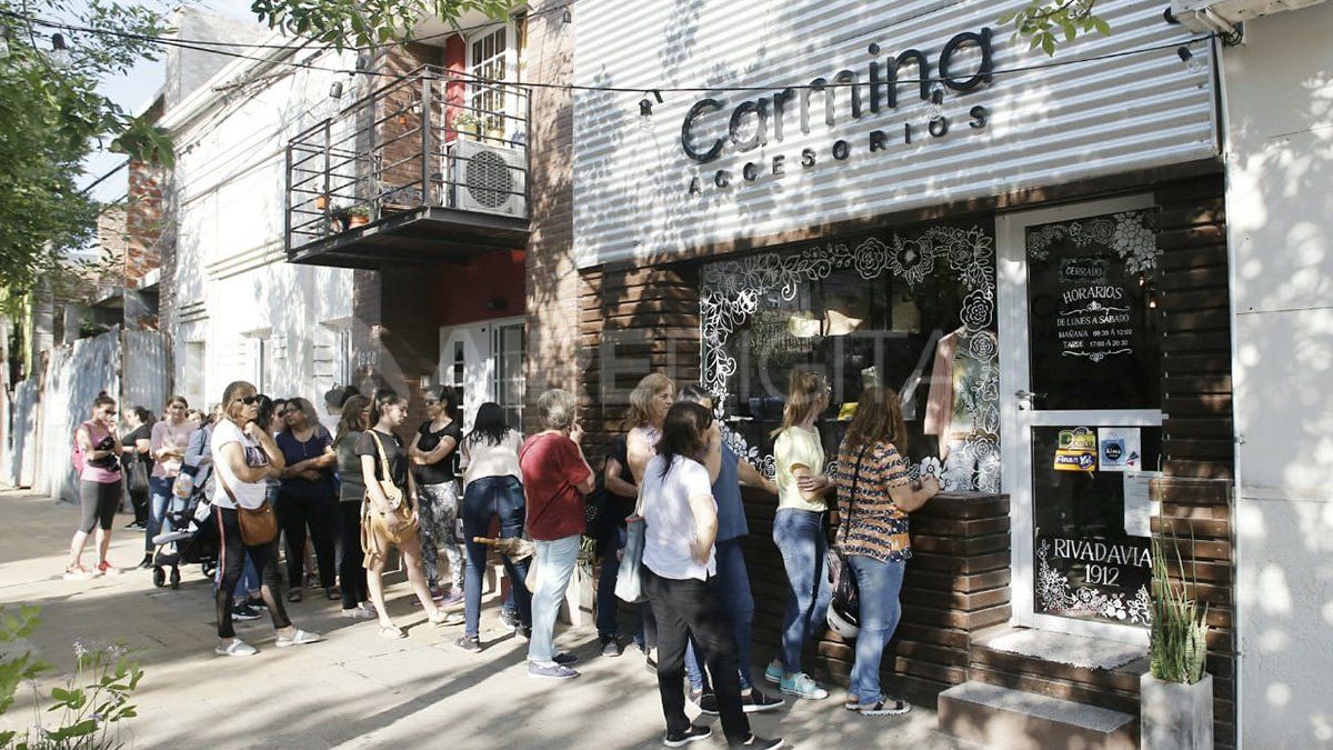 Cientos de clientes se acercaron al local de Gabriela Degiorgio para ayudar a su familia