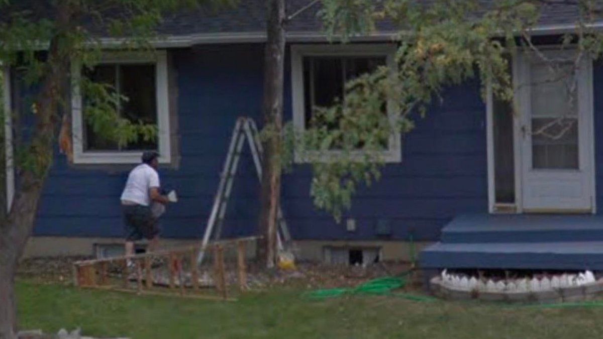 Un usuario compartió en la red social Reddit la fotografía de su padre pintando la casa y registrada en Google Maps