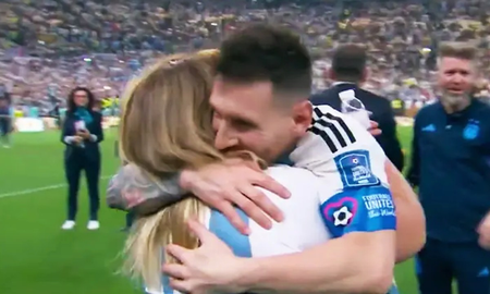 La confundieron con la madre: quién es la mujer a la que Messi le dio el abrazo La confundieron con la madre: quién es la mujer a la que Messi le dio el abrazo