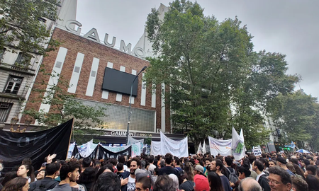 Leo Sbaraglia se sumó a la manifestación en favor del INCAA y el Cine Gaumont Leo Sbaraglia se sumó a la manifestación en favor del INCAA y el Cine Gaumont