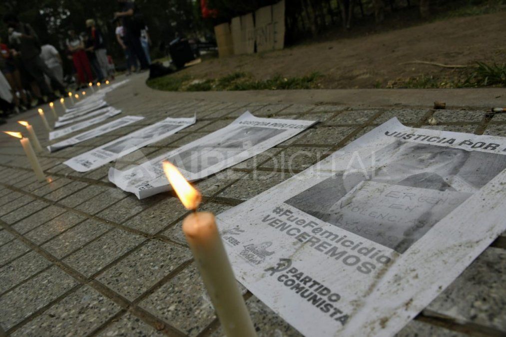 Durante la tarde, organizaciones de mujeres, sociales y políticas se concentraron en la Plaza San Martin de Rosario para exigir justicia por la militante de la agrupación feminista