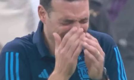 El entrenador de la Selección argentina no aguantó la presión y luego del gol de Montiel en los penales se desplomó en un llanto sin precedentes. El entrenador de la Selección argentina no aguantó la presión y luego del gol de Montiel en los penales se desplomó en un llanto sin precedentes.