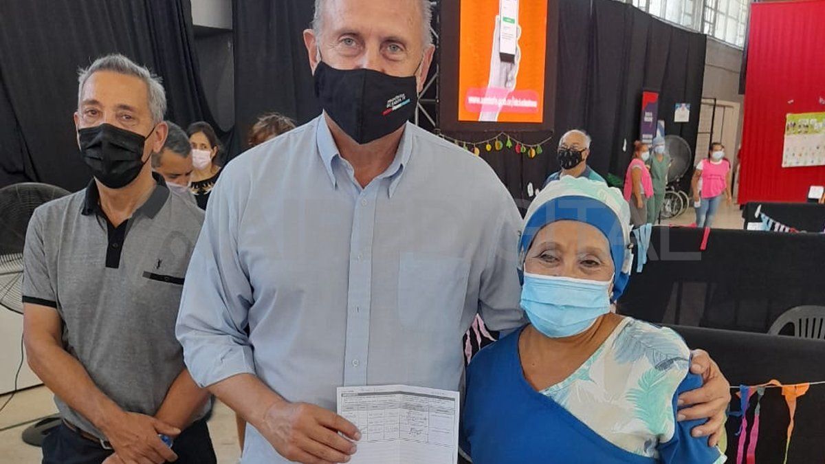 Omar Perotti recibió este jueves a las 10.30 su tercera dosis contra el covid-19 en el vacunatorio de La Esquina Encendida.&nbsp;