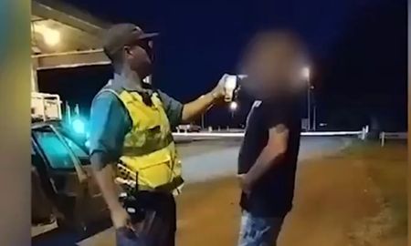 Control de alcoholemia: conductor ebrio ofrece soborno al agente. Control de alcoholemia: conductor ebrio ofrece soborno al agente.