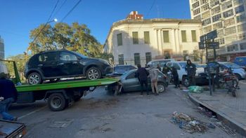 Comenzaron a retirar vehículos en desuso de comisarías de la ciudad de Santa Fe